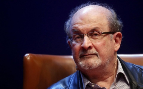 Salman Rushdie ugodzony nożem. To pisarz przeklęty przez ekstremistów islamskich