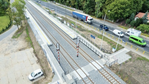 Nowe tory, przystanki kolejowe i przejazdy. Jedzie pociąg z Torunia do Chełmży