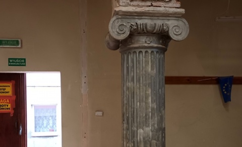 Były tam od 1904 roku W Strzelnie w czasie remontu odkryto secesyjne kolumny