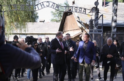 Aktor Arnold Schwarzenegger zwiedził były niemiecki obóz w Auschwitz