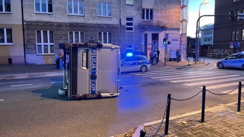Radiowóz po zderzeniu przewrócił się. Wypadek w centrum Bydgoszczy [wideo, zdjęcia]