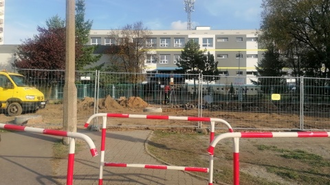 Budują nowy parking na bydgoskim osiedlu. Plac budowy tuż przy szkole