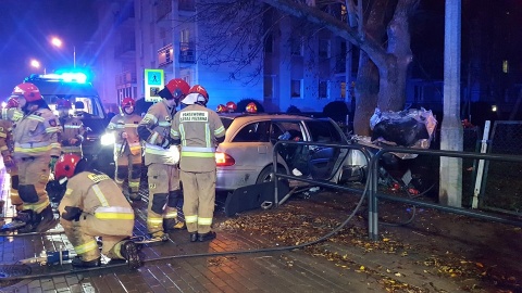 Wypadek w Bydgoszczy. Samochód uderzył w drzewo przy ul. Gajowej