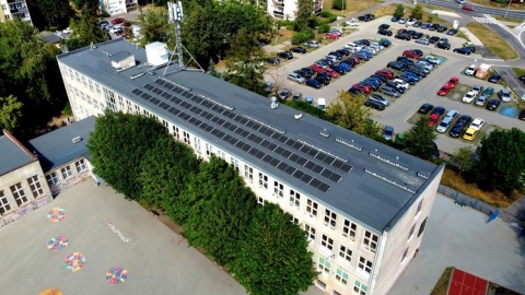 Panele na dachach szkół i żłobków. Kolejne obiekty miejskie czerpią prąd ze słońca