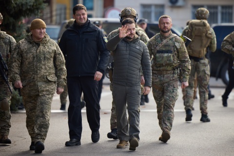 Prezydent Zełenski w wyzwolonym Chersoniu. Na maszt wciągnięto flagę Ukrainy