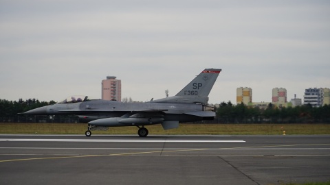 Amerykański F-16 ląduje w Bydgoszczy. Zastosowali specjalny system hamowania