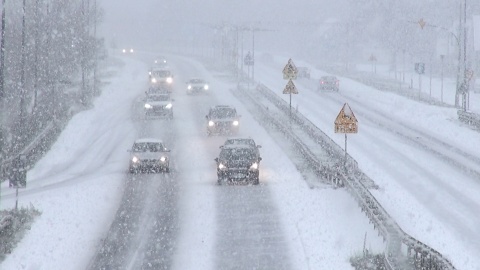 Trudna sytuacja na drogach regionu. Śnieg może padać także w nocy [wideo, foto]