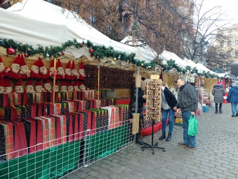 Stoiska, karuzela, młyńskie koło. Toruński Jarmark Bożonarodzeniowy już otwarty