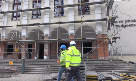 W rolach głównych: maszyny budowlane Teatr Polski w stanie demolki [wideo, zdjęcia]