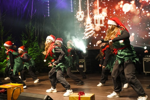 Smakołyki, pokazy i koncerty na świątecznym jarmarku Politechniki Bydgoskiej [program, zdjęcia]