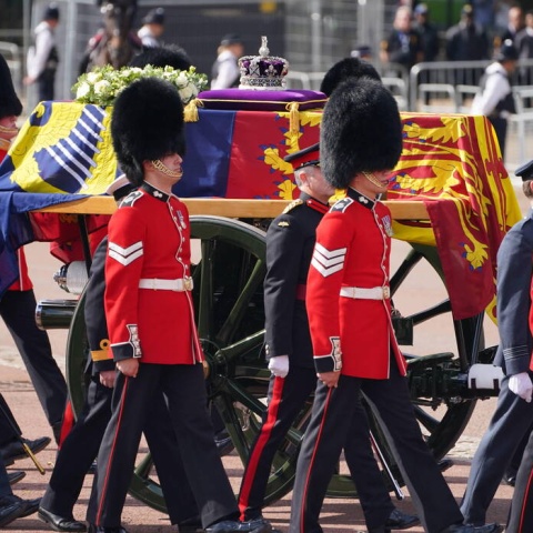 Wielka Brytania żegna królową Elżbietę II. Przez Londyn przeszedł kondukt żałobny [zdjęcia, wideo]