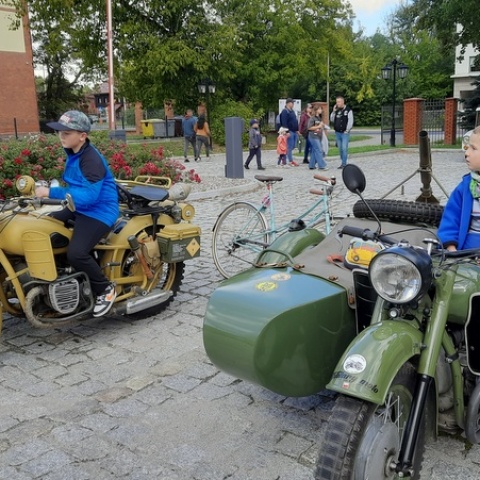 Piknik militarny w Muzeum Twierdzy Toruń. Eksponaty aż się proszą, żeby ich dotykać [zdjęcia]