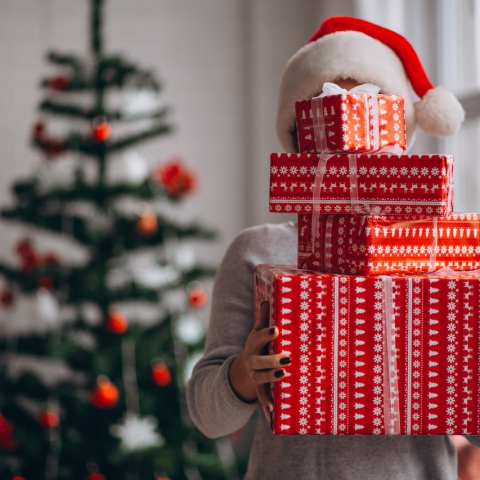 Jak zapakować prezenty świąteczne dla bliskich [reklama]
