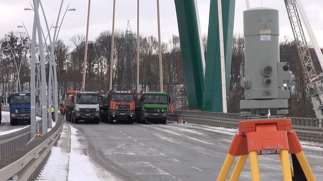 Czternaście ciężarówek wjechało na Most Uniwersytecki. Tak wyglądają próby obciążeniowe [wideo, zdjęcia]