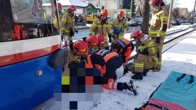 Tramwaj potrącił pieszego na ul. Nakielskiej. Mężczyzna utknął pod pojazdem [zdjęcia]