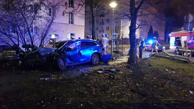 Wypadek na bydgoskim r. Ossolińskich. Kierowca nie żyje. Miał zakaz prowadzenia pojazdów [zdjęcia]