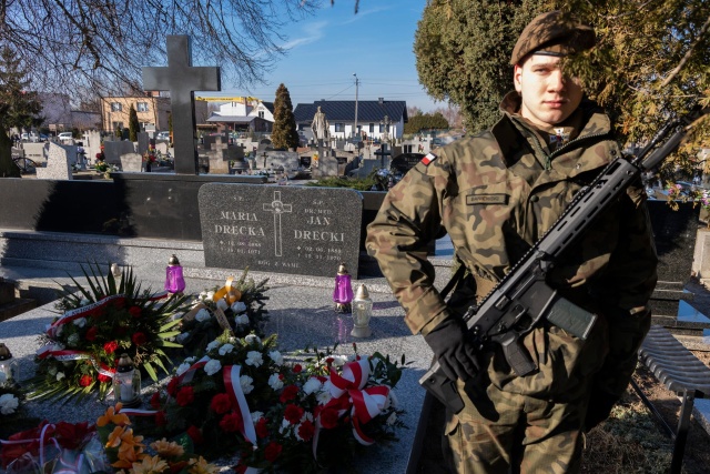 Uhonorowanie bohaterów. Tabliczki na grobach żołnierzy Armii Krajowej