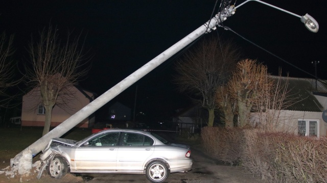 Rozbił jaguara, przewrócił lampę i uciekł. Tłumaczył, że omijał dziury [zdjęcia]