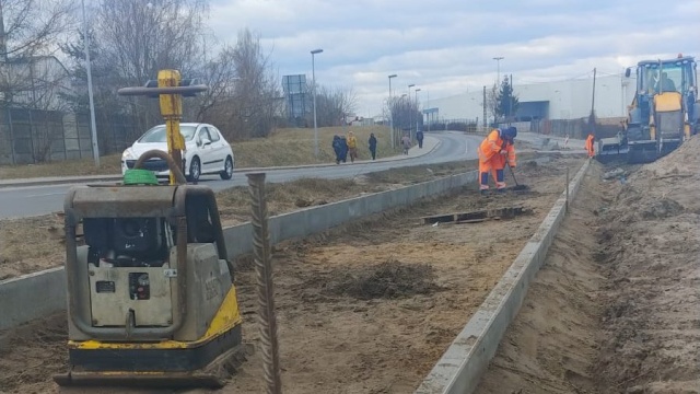 Teraz rowerzyści poruszają się po jezdni. Zbudują im ścieżkę i będzie bezpieczniej