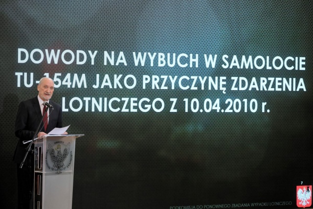 Macierewicz o Smoleńsku: Były dwa wybuchy, to był zamach Dowody ukrywano