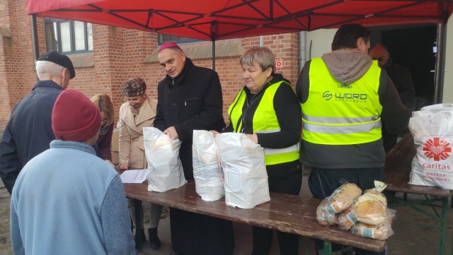 Biskup wręcza paczki i składa życzenia. Radość z żywej Ewangelii [wideo]