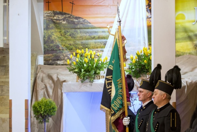 Zmarł siódmy górnik z kopalni Pniówek. Jego kolegów ciągle nie odnaleziono
