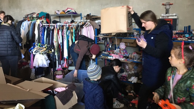 Odzież, buty, kołdry i jedzenie dla uchodźców. Przyjechał tir z darami z Anglii