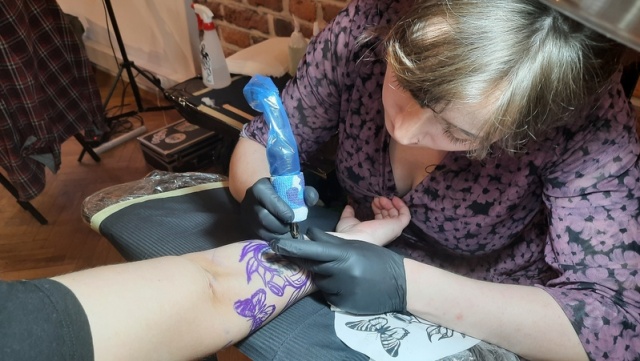 Dwudziestu tatuażystów kontra łydki, plecy i ramiona. A cel charytatywny [wideo, zdjęcia]