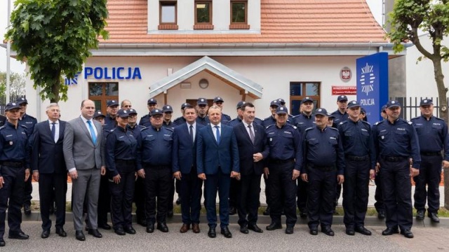 Komisariat jak nowy i radiowóz w prezencie dla policji w Janowcu Wielkopolskim