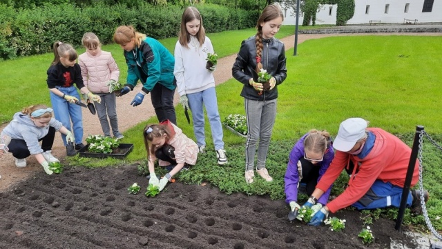 Dzień Dziecka świętowali sadząc kwiaty przy pomniku. Później poszli na lody [zdjęcia]