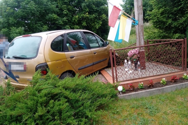 Wjechał w ogrodzenie przydrożnego krzyża. Był kompletnie pijany