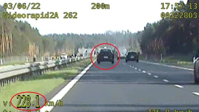 Na autostradzie pędzili ponad 220 km na godzinę. Mandat 2,5 tys. zł [wideo]