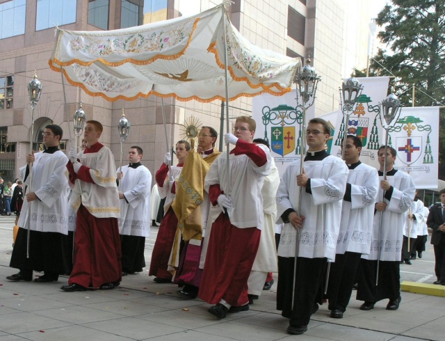 Najświętszy Sakrament, cztery ołtarze, modlitwa. Czas na procesje Bożego Ciała [godziny]