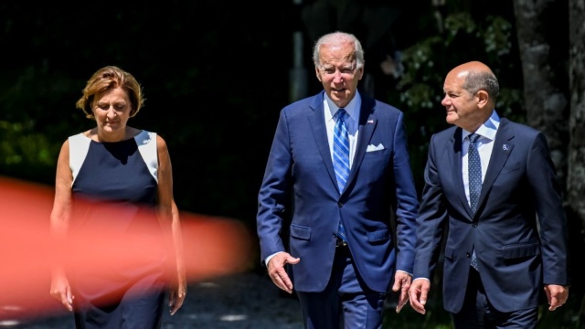 Szczyt grupy G7: Joe Biden potępia ataki rakietowe na ukraińskie miasta