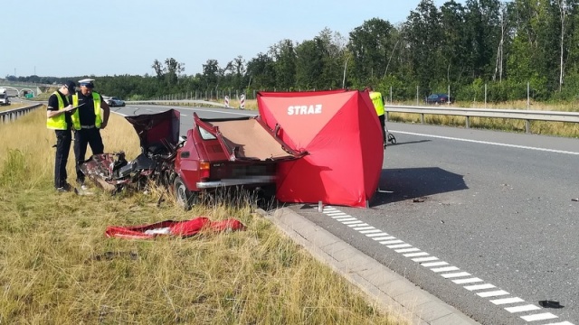 Śmiertelny wypadek w Lubczu koło Żnina. Fiat 126p jechał pod prąd...