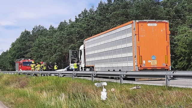 Samochód osobowy zderzył się z ciężarówką w Skępem. Dwie osoby ranne