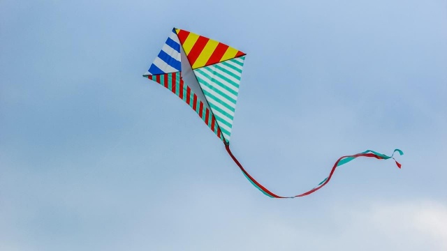 Kilkumetrowe latawce i balony na niebie. Festyn Na wietrze w Toruniu