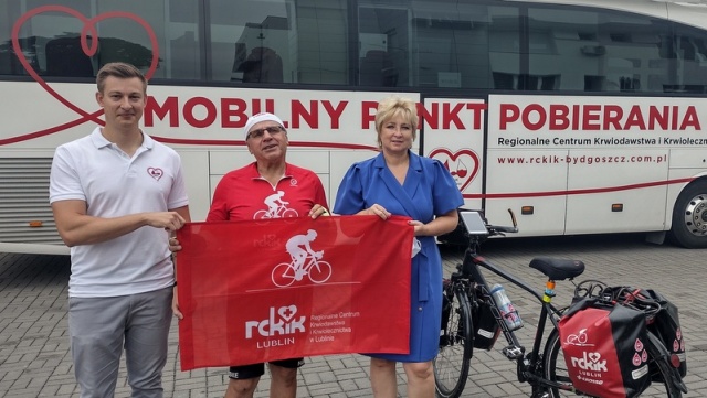 63-letni Janusz Kobyłka przejechał rowerem już ponad 1500 km. Promuje krwiodawstwo [wideo]