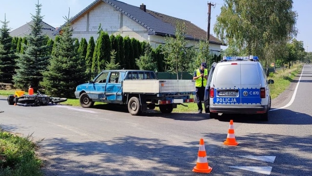 Motocyklista wyprzedza, a samochód skręca w lewo. Skończyło się w szpitalu