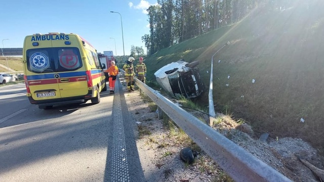 Samochód osobowy zderzył się z busem na trasie S5. Jedna osoba ranna