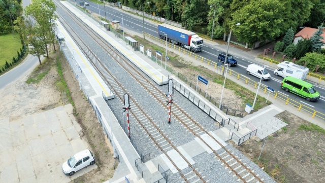 Nowe tory, przystanki kolejowe i przejazdy. Jedzie pociąg z Torunia do Chełmży