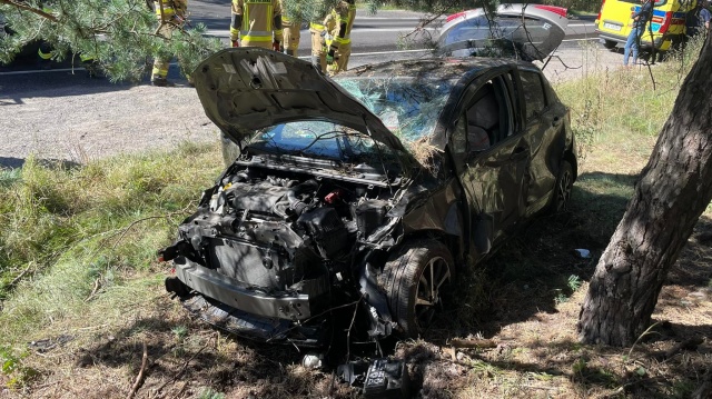 Wjechał w bak ciężarówki. Auto zniszczone, paliwo na jezdni [zdjęcia]