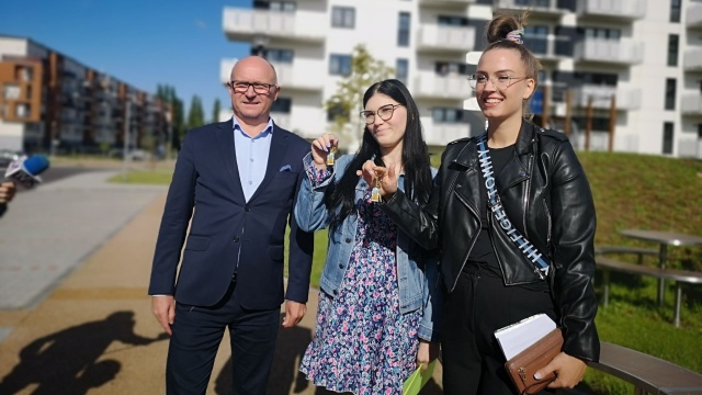 Jest plac zabaw i przestronne wnętrza. Lokatorzy mieszkań na wynajem odebrali klucze