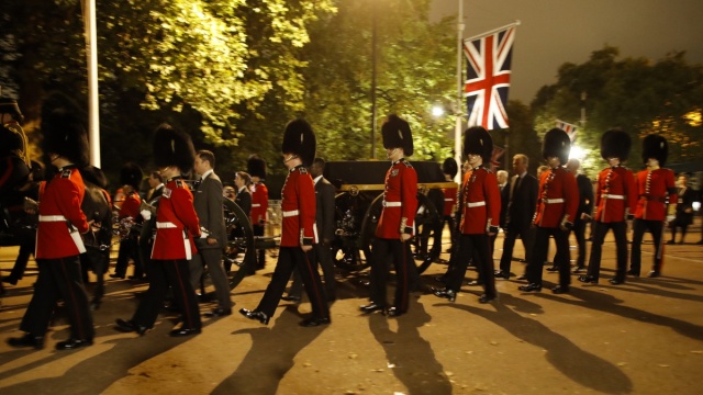 Wielka Brytania: Dwie doby czekają, by oddać hołd zmarłej królowej Elżbiecie II