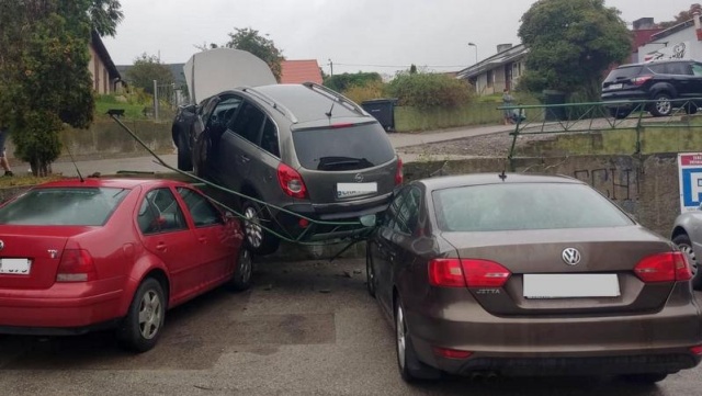 Tak się nie parkuje Auto stoczyło się z górki. Przypadek czy wypadek [zdjęcia]