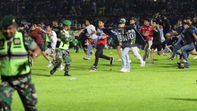 Zamieszki po meczu piłkarskim w Indonezji. Tłum wpadł w panikę. Zginęło 125 osób