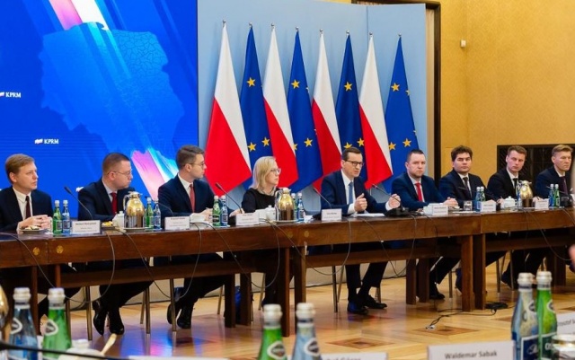 Premier Morawiecki pisze do samorządów: Schowajmy legitymacje partyjne do szuflady