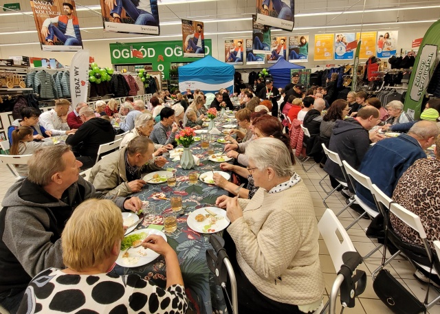 Sto osób zasiada do wspólnego posiłku w galerii handlowej. Akcja Zdrowy Stół