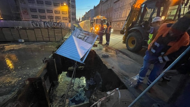 Wielka dziura w jezdni w centrum Bydgoszczy. Awaria sieci wodociągowej