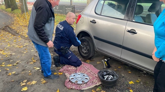 Złapali psy i pomogli parze seniorów uruchomić samochód. Policjanci z misją